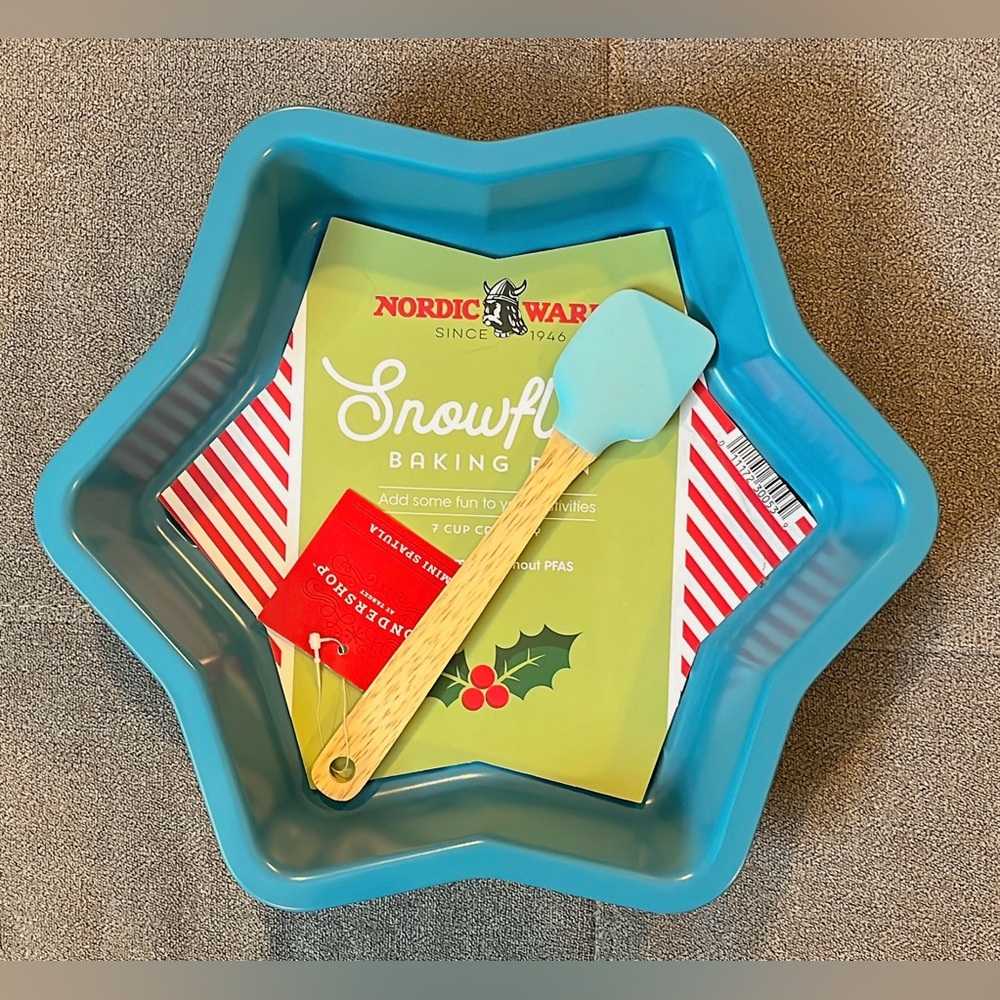 🆕 Nordic Ware 9.8" Carbon Steel
Snowflake Shaped Cake Pans Blue